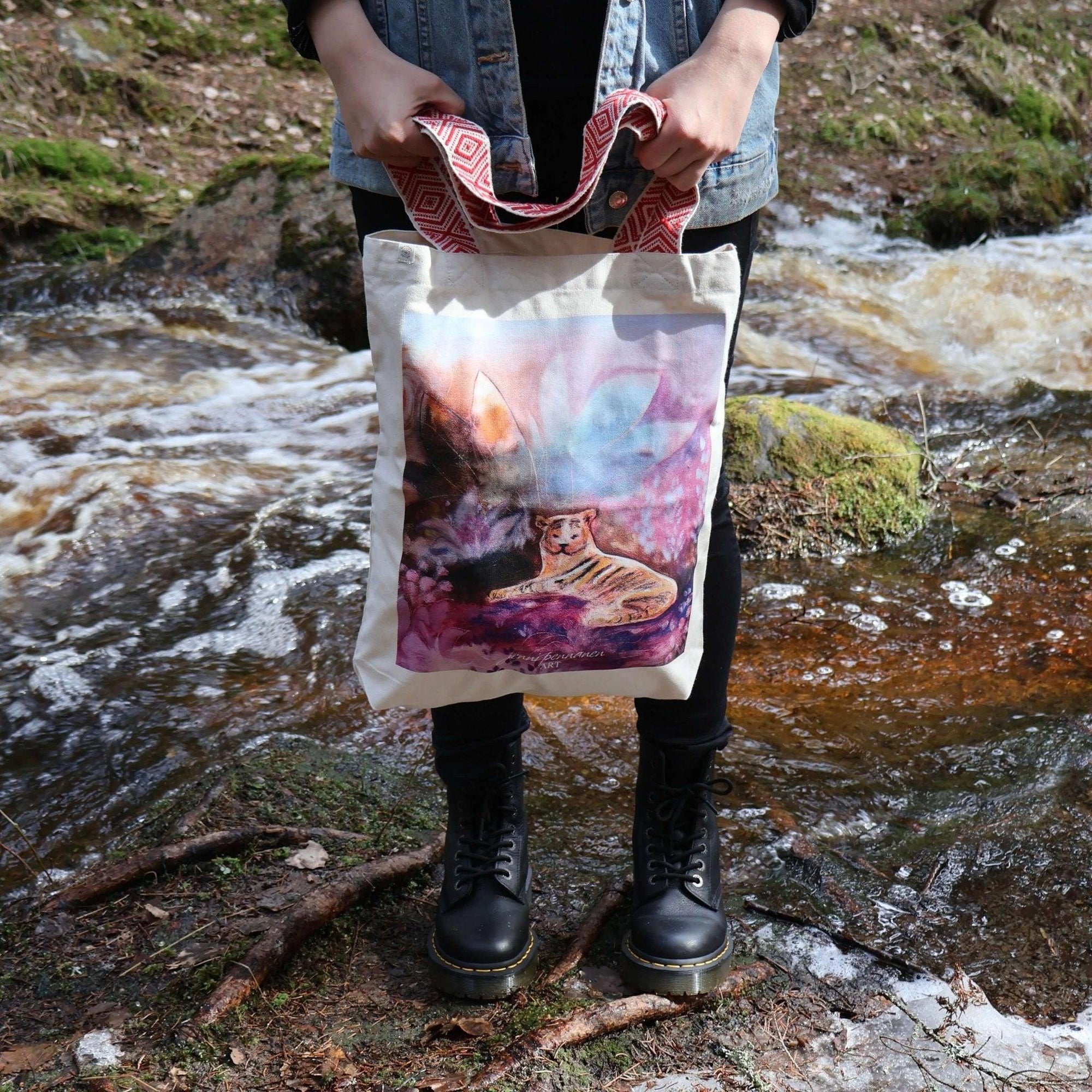 Premium Plus-Ekologinen puuvillakassi Tiikeri -taidepainatuksella - Jenni Pennanen Art