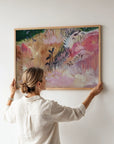 Rosy Field -taidejuliste valkoisella seinällä, abstrakti niittyaihe iltahämärässä, Jenni Pennanen Art