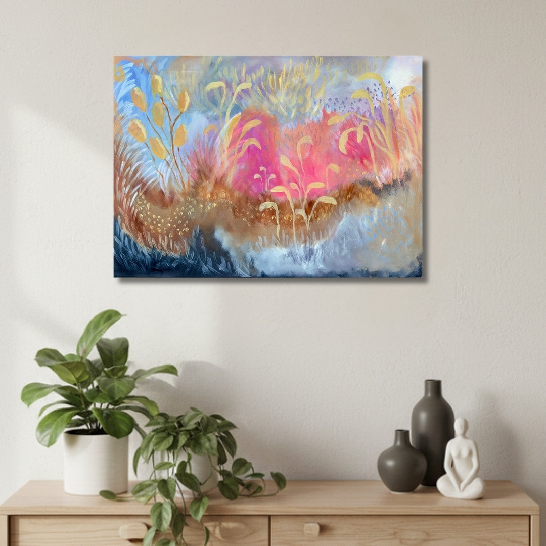 Joyous field – alkuperäinen abstrakti maalaus 60 x 50 cm valkoista tiiliseinää vasten, Jenni Pennanen Art