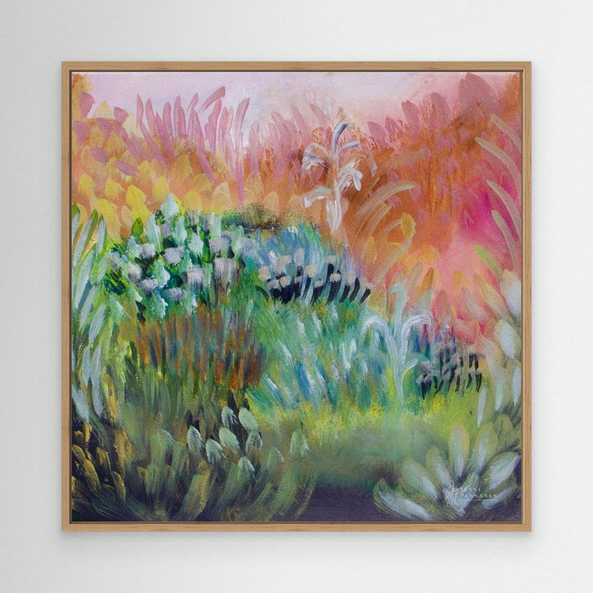 Candy Field, kehystetty canvas-taulu tammikehyksellä. Abstrakti niitty pinkin, oranssin ja vihreän sävyissä, Jenni Pennanen Art
