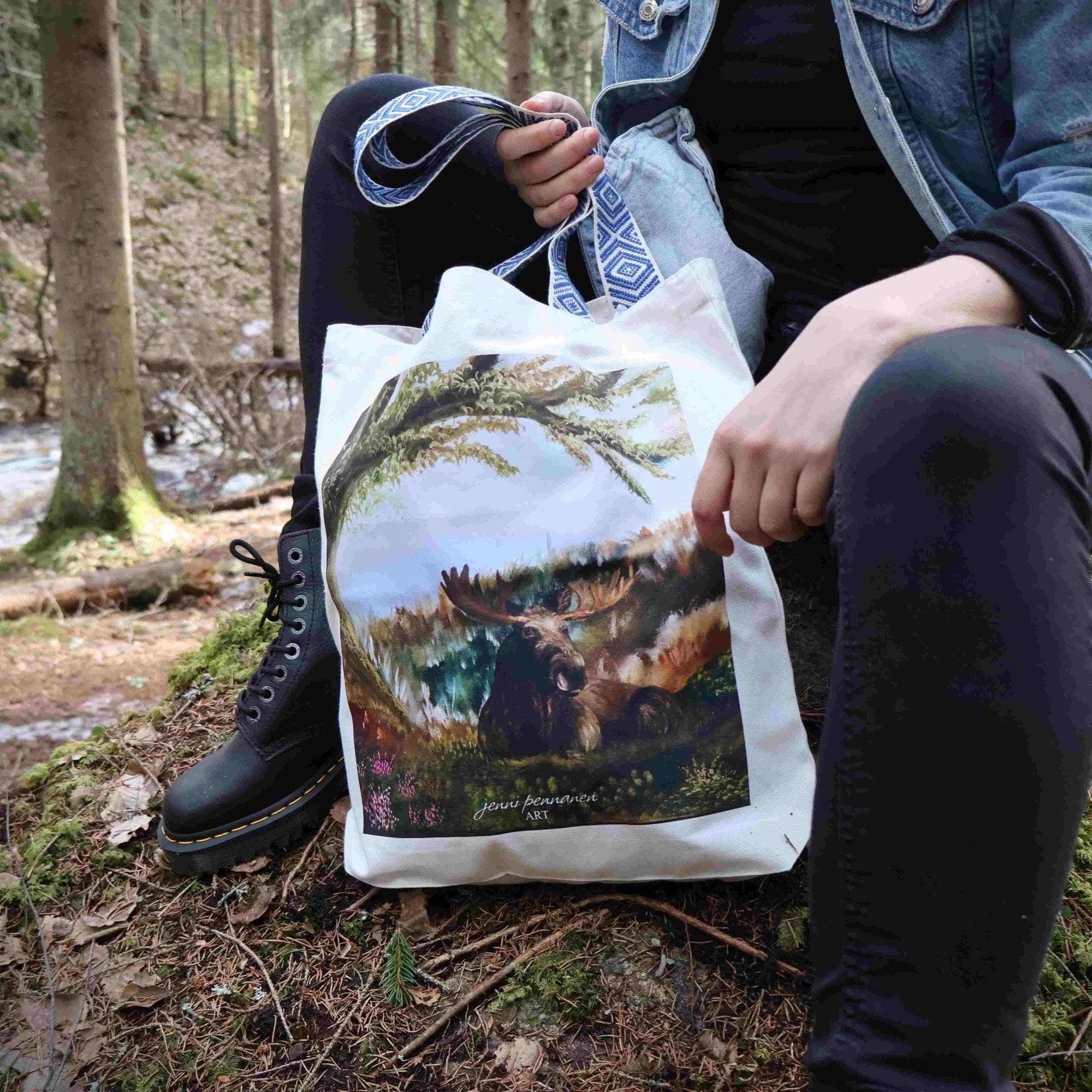 Premium Plus-Ekologinen puuvillakassi "Hirven päivät" -taidepainatuksella - Jenni Pennanen Art