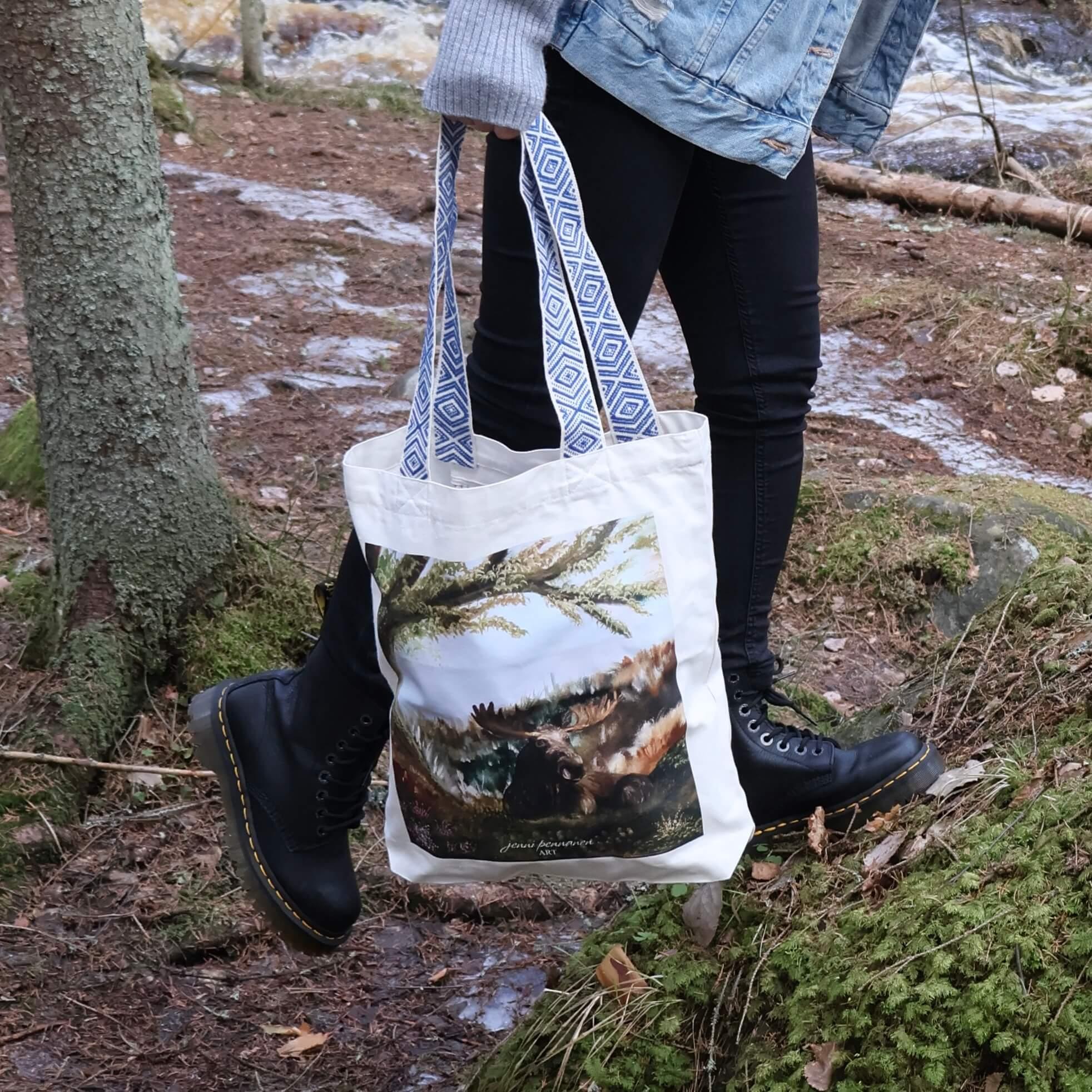 Premium Plus-Ekologinen puuvillakassi "Hirven päivät" -taidepainatuksella - Jenni Pennanen Art