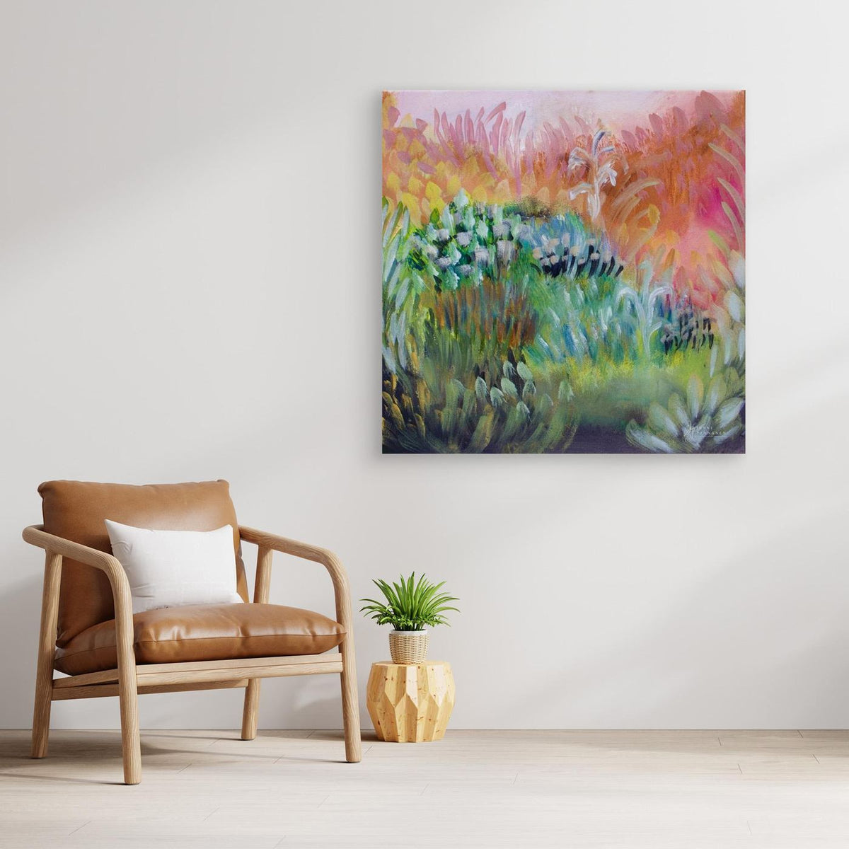 Candy Field -canvas-taulu seinällä nojatuolin yläpuolella, sisustuskuva vaaleassa huoneessa