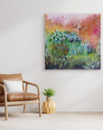 Candy Field -canvas-taulu seinällä nojatuolin yläpuolella, sisustuskuva vaaleassa huoneessa