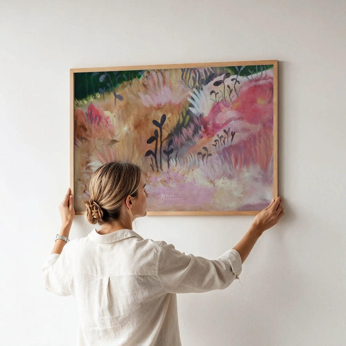 Rosy Field -taidejuliste valkoisella seinällä, abstrakti niittyaihe iltahämärässä, Jenni Pennanen Art